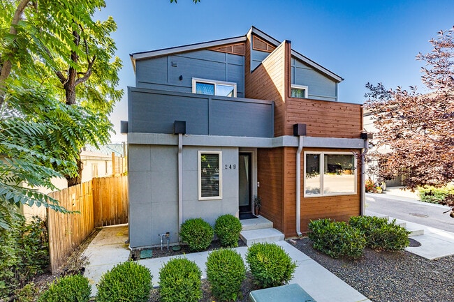 Primary Photo - 249 E 36th St