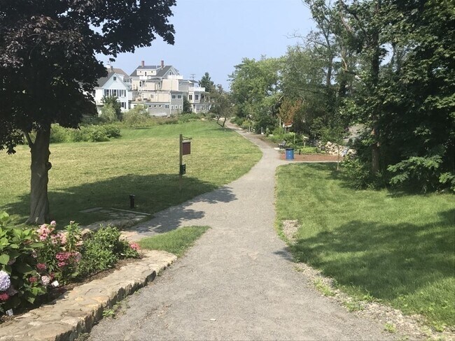 Building Photo - 25 1/2 King St