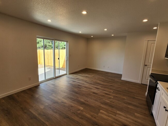 Building Photo - 1011 Peach Rd