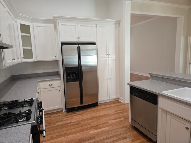 Building Photo - 3-bedroom, 2-bathroom cottage-style villa in Savanna Pointe