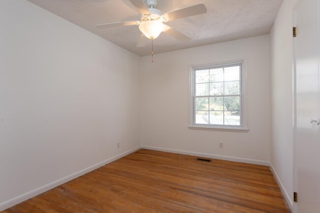 Building Photo - Students Welcome