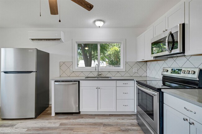 Building Photo - 1 br, 1 bath House - 124 East Castlebriar ...