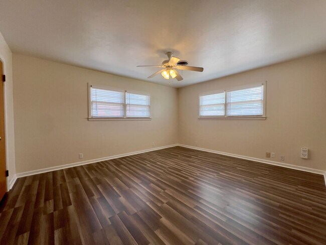 Building Photo - PRE-LEASING for June! Stunning Large 3 Bedroom Home!