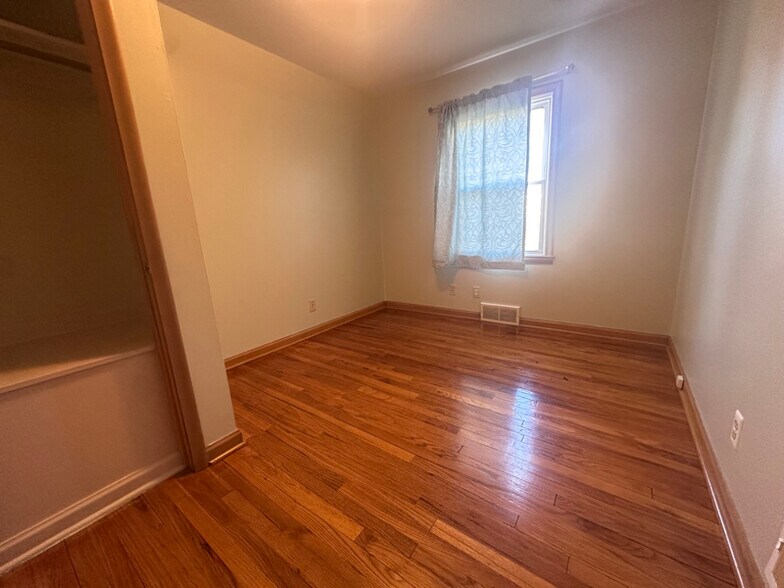 Building Photo - 8506 Izard St