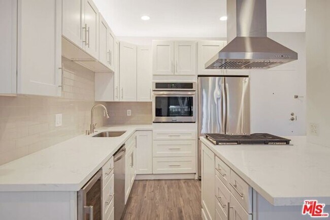Building Photo - Stunning Playa del Rey Condo Awaits You!