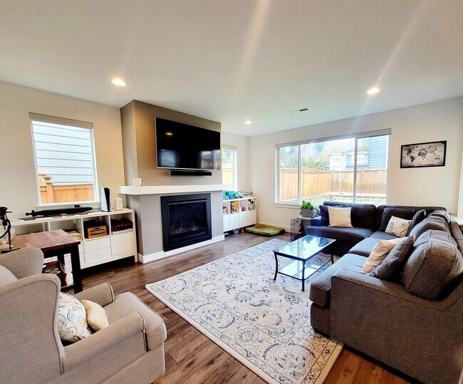 Building Photo - Spacious, Modern and Immaculate 4 bedroom, Convenient Location in Poulsbo