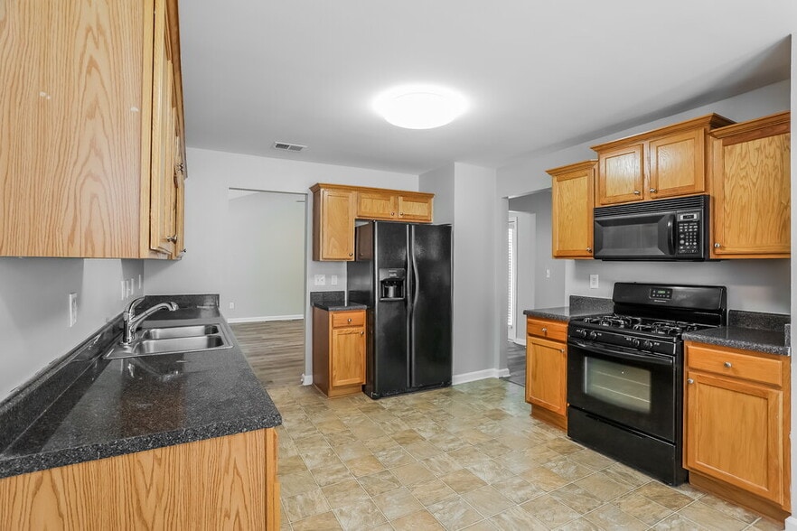 Building Photo - 4800 Mentmore Terrace