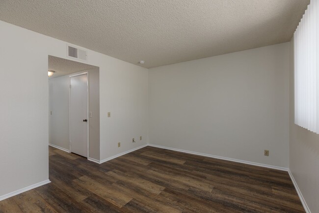 Building Photo - Spacious 2-Bedroom, 2.5-Bath Condo in Cano...
