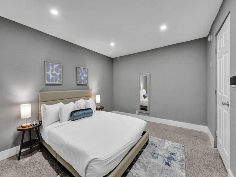 Building Photo - 906 N Riverside Dr