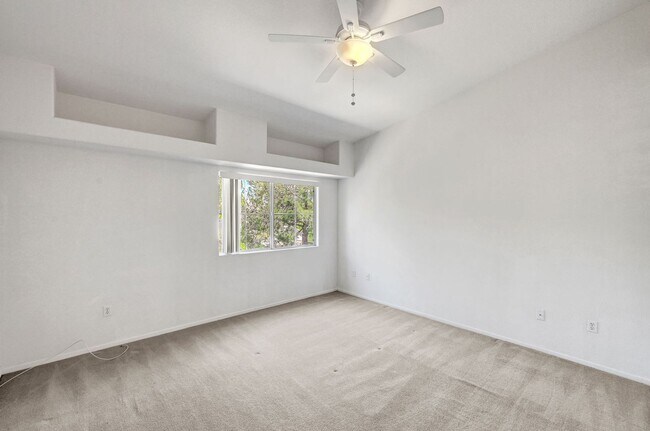 Building Photo - Great 2 bedroom 2 bathroom condo in gated community in Summerlin!