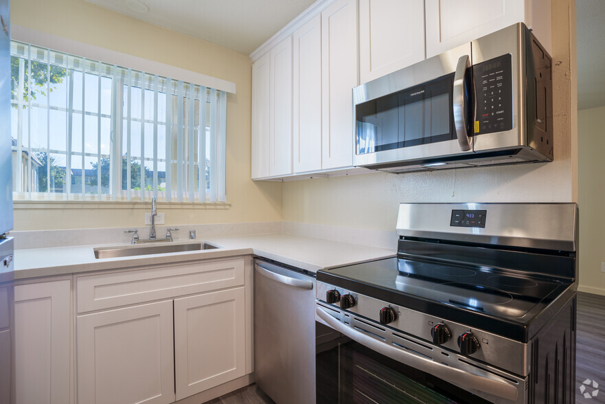 1BR, 1BA - 610SF - Kitchen - Sunset Gardens Apartments