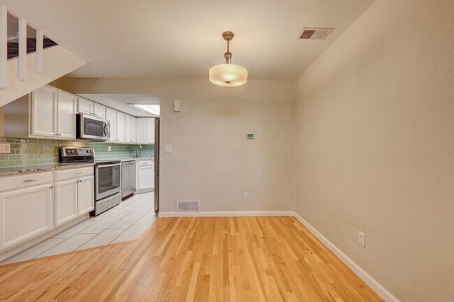 Building Photo - $1,995 - 2 Bed, 2 Bath Lofted Townhome in ...