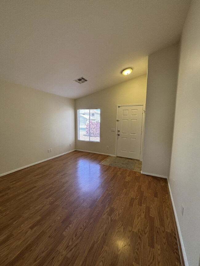 Building Photo - READY TO VIEW NOW! Adorable 3 Bed, 2 Bath ...