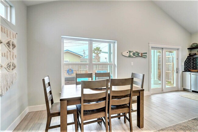 Building Photo - 224 E Oaks Ave