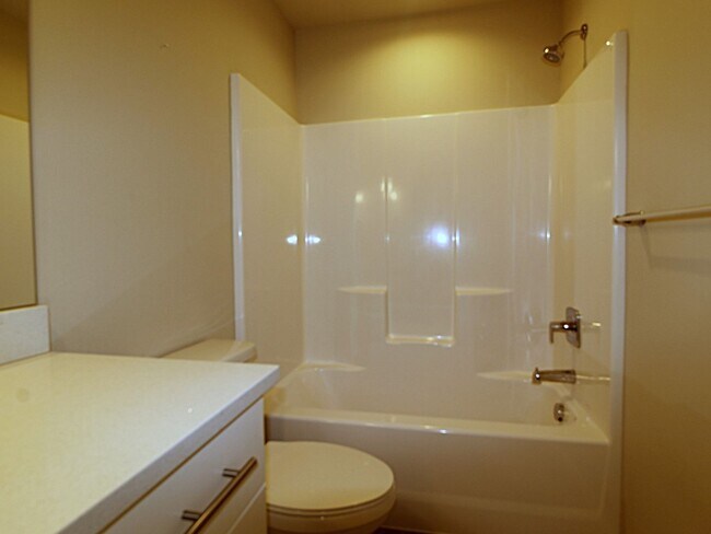 Building Photo - Modern 3x2.5 Townhome Retreat in NE Bend