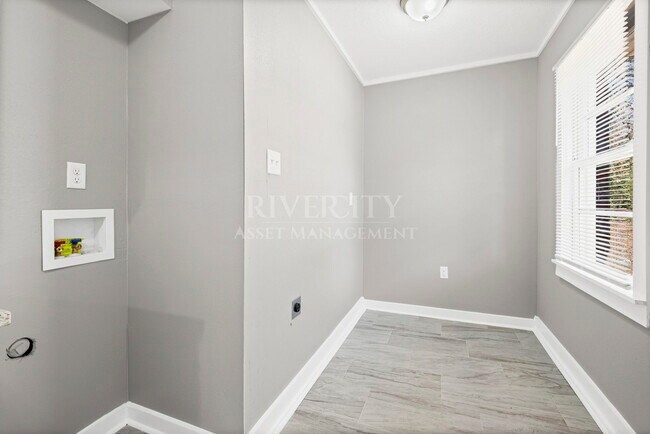 Building Photo - 4056 Grantham Rd