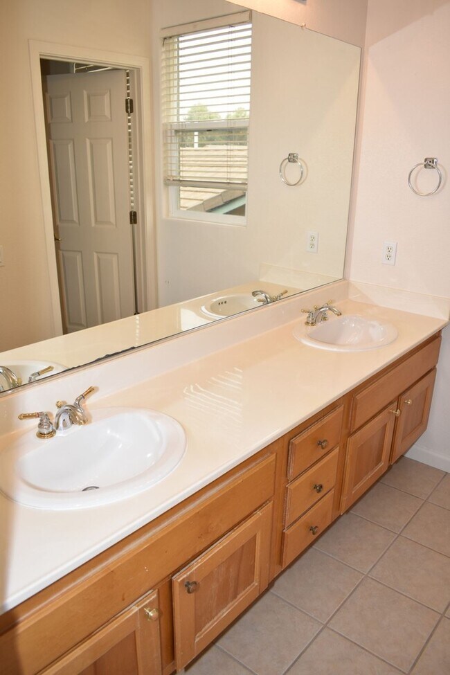 Building Photo - 469 Anacapa Dr