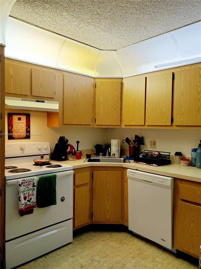 Building Photo - 201 Foxtail Dr