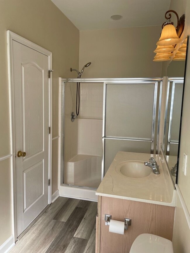 Building Photo - Spacious 4-Bedroom End-Unit Condo in Virgi...