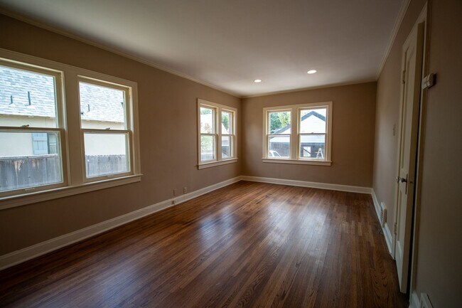 Building Photo - 2124 E 19th St