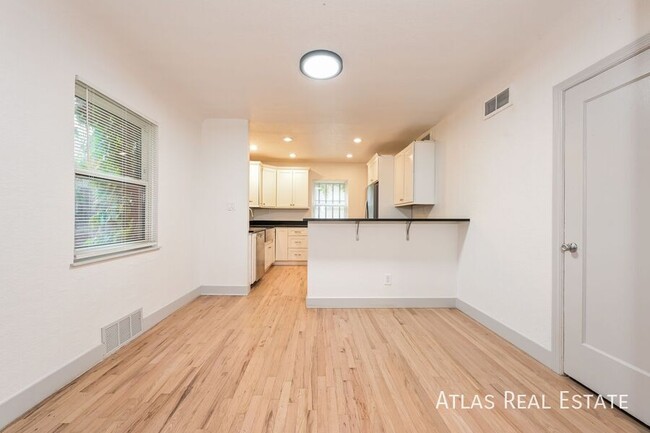 Building Photo - Stylish 3 BR townhome @ great location! ON...