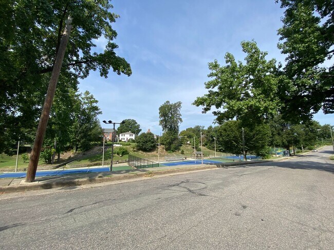 Building Photo - Charming 3bdrm/1.5bth Home Conveniently Lo...