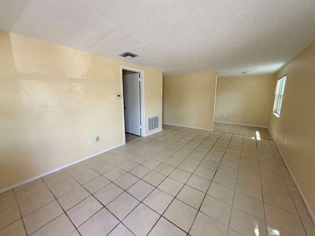 Building Photo - Cozy 1-Bed on Silver Spur Drive, Holiday FL