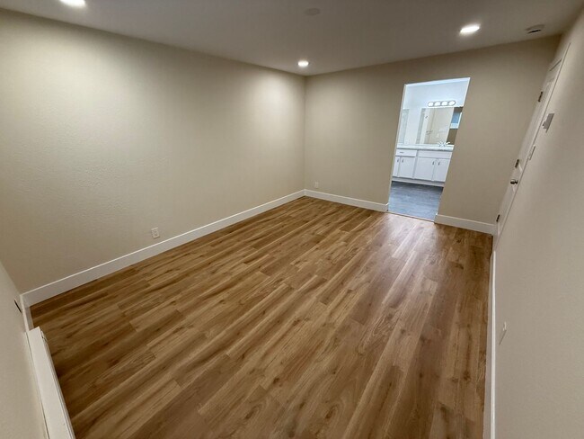 Building Photo - 5851 El Zuparko Dr