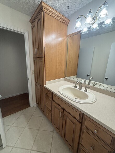 Building Photo - 3929 Creekway Ct