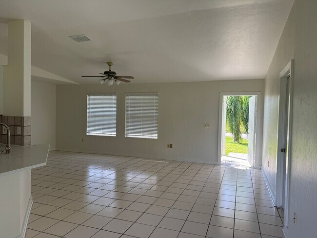 Building Photo - 3/2 Single Family Home in Lehigh Acres for...