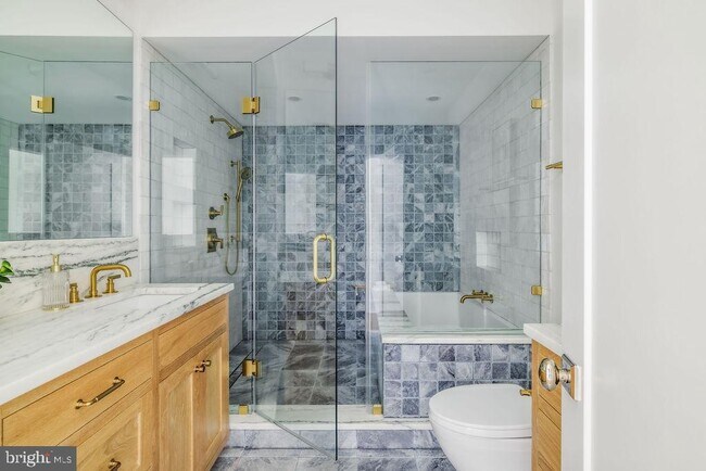 Building Photo - 2460 Ontario Rd NW