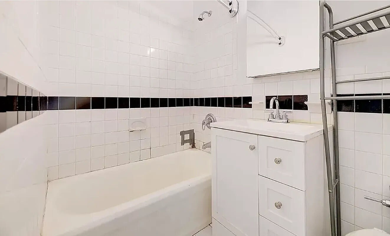 Building Photo - 301 E 53rd St