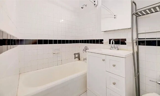 Building Photo - 301 E 53rd St