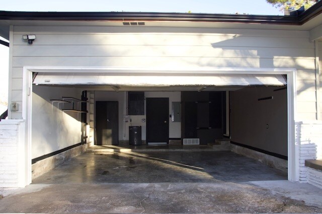 Building Photo - 2034 Hycrest Dr