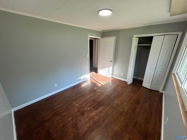 Building Photo - 4103 Lakeview Dr NW