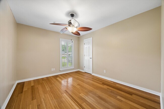 Building Photo - 15710 Thunderbay Dr