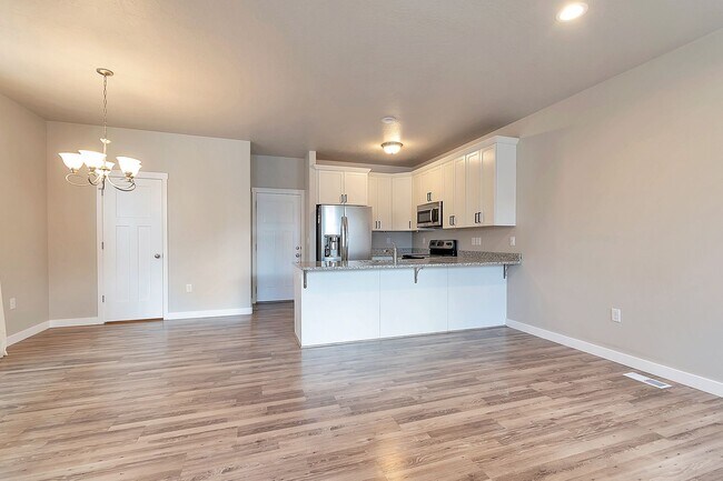 Building Photo - 3 Bed 2.5 Bath Townhome in Bluffdale