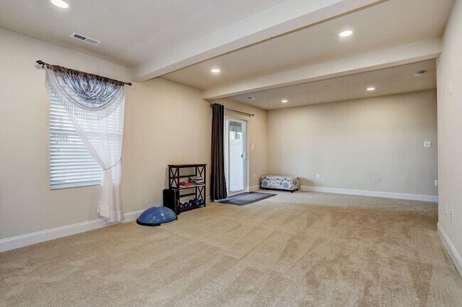 Building Photo - Massive 4 BR/2 Full BA & 2 Half BA EOG Tow...