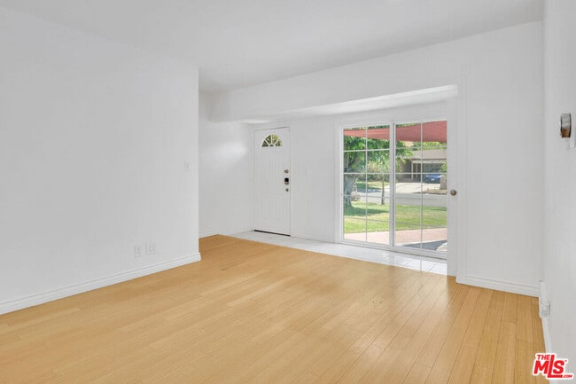Building Photo - 8333 Glencrest Dr