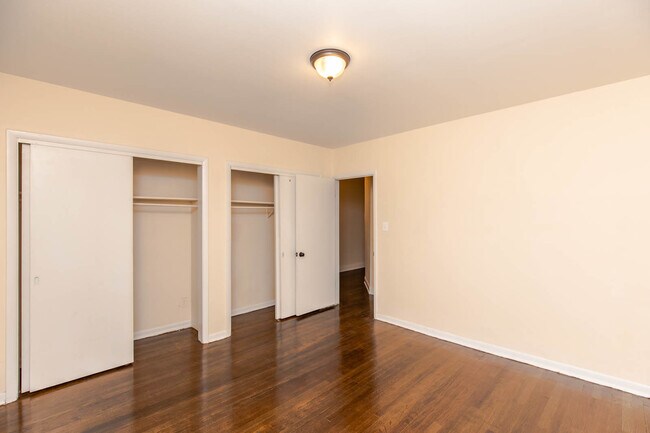 Building Photo - 1532 W Wilson Ave