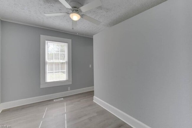 Building Photo - 2bedroom Townhouse Duplex- Huge Yard. May 1 move  in!!!