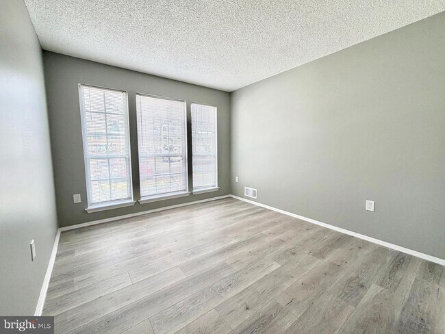 Building Photo - 44 Cheverny Ct
