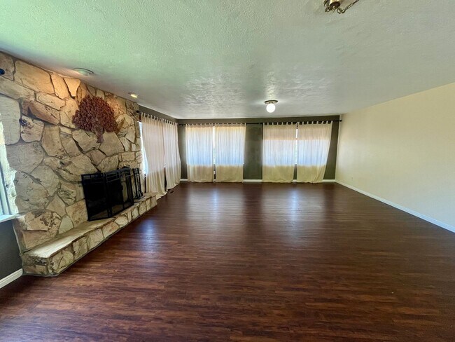 Building Photo - Lovely Home With Incredible Views.