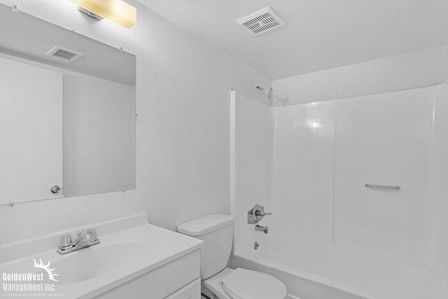 Building Photo - Beautiful 2Bdm 1Ba Apartment with Private ...