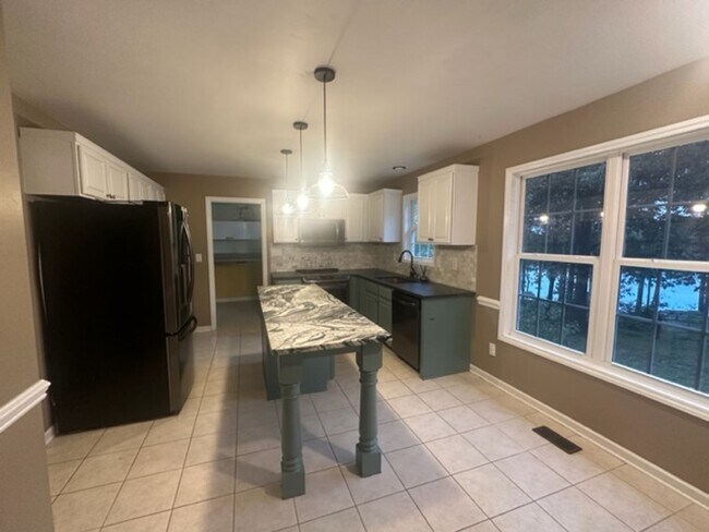 Building Photo - Stunning 3 Bed 2.5 Bath Home with Large Bo...