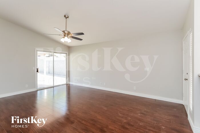 Building Photo - 8518 E Clovis Ave