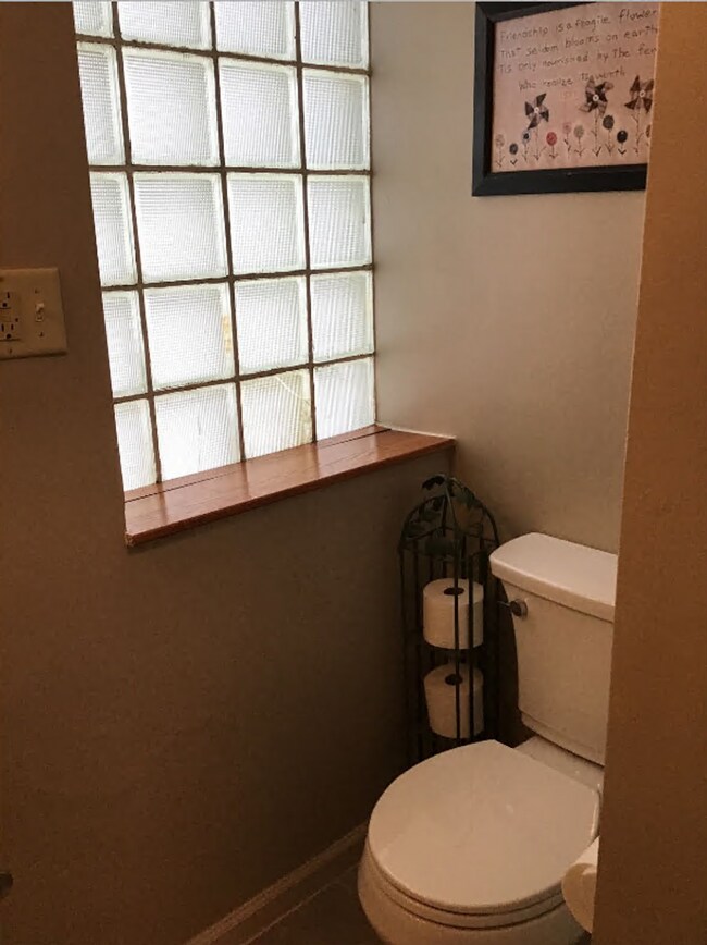 Building Photo - 134 E Queen St