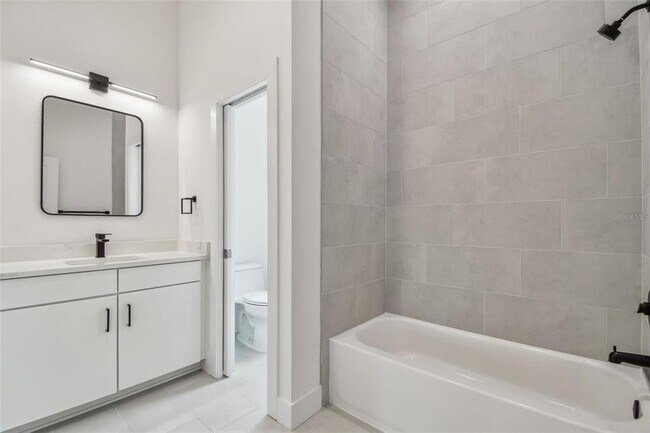Building Photo - 3826 Pompano Dr SE