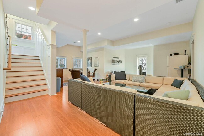Building Photo - 580 Lloyds Ln