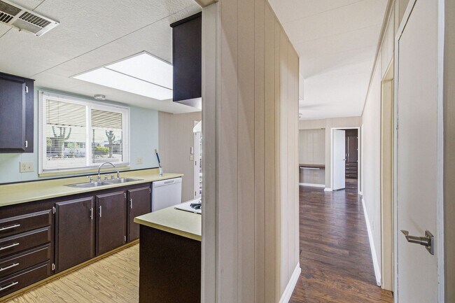 Building Photo - Spacious 2 Bed, 2 Bath Retreat in Charming Boulder City!